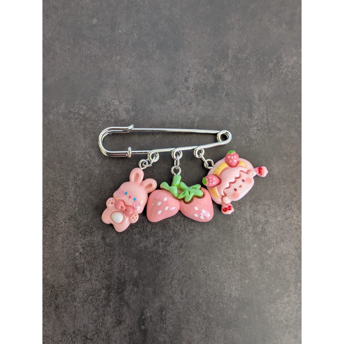 Hasen Erdbeere Duo Brosche 🐇🍓