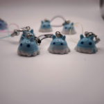 Resin Anhänger Waldgeist Blau Weiß Kawaii 🐾